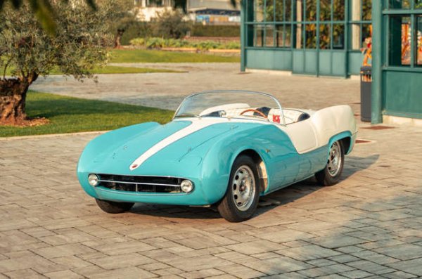 &euro;550-650 000

Този Abarth не привлича вниманието само заради ярката си, впечатляваща боя, но и защото няма нищо друг такъв. Има уникална каросерия от Джовани Микелоти. Тази кола прекарва първите си години в САЩ, като куп собственици, местейки се от Ню Йорк в Делауеър, Лонг Айлънд , Мейн и отново Ню Йорк.
Съвсем наскоро той беше пребоядисан в оригинални цветове и се отправя към търга със сертификата за автентичност на Abarth.